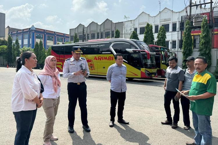 Pemberian stiker bagi bus yang tak layak jalan dan tak berizin