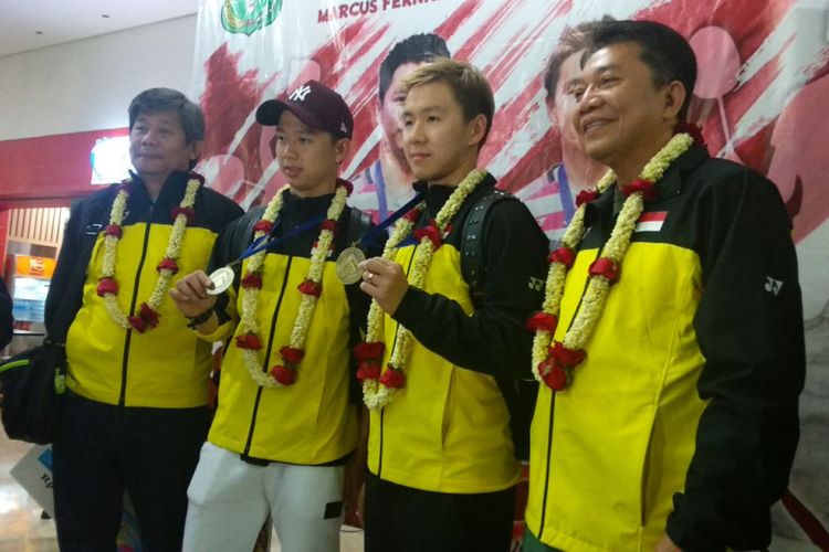 Pasangan ganda putra Indonesia, Marcus Fernaldi Gideon/Kevin Sanjaya Sukamuljo, berpose saat tiba di Bandara Soekarno-Hatta, Tangerang, Selasa (20/3/2018).