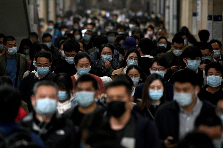 Warga mengenakan masker melakukan perjalanan dengan kereta bawah tanah di Beijing, China, Senin (25/10/2021). 