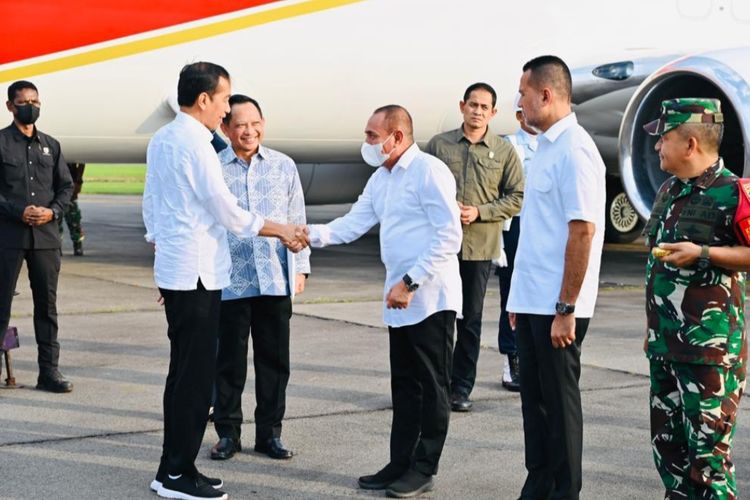 Presiden Joko Widodo disambut Menteri Dalam Negeri Tito Karnavian, Gubernur Sumatra Utara Edy Rahmayadi, Wakil Gubernur Sumatra Utara Musa Rajekshah, Pangdam I/Bukit Barisan Mayjen TNI Achmad Daniel Chardin saat tiba di Pangkalan TNI AU Soewondo, Medan, Sumatera Utara pada Selasa (16/5/2023). Kunjungan kerja ke Sumatera Utara ini dilakukan setelah Presiden selesai melakukan kunjungan kerja di Provinsi Jambi pada Selasa.