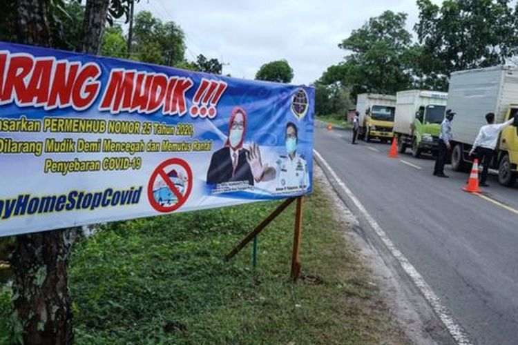 Petugas Dishub melakukan mengecek suhu tubuh pengendara mobil yang masuk ke Palangkaraya di Jalur Trans Kalimantan Sebangau, Palangkaraya, Kalimantan Tengah, Kamis (30/4). 