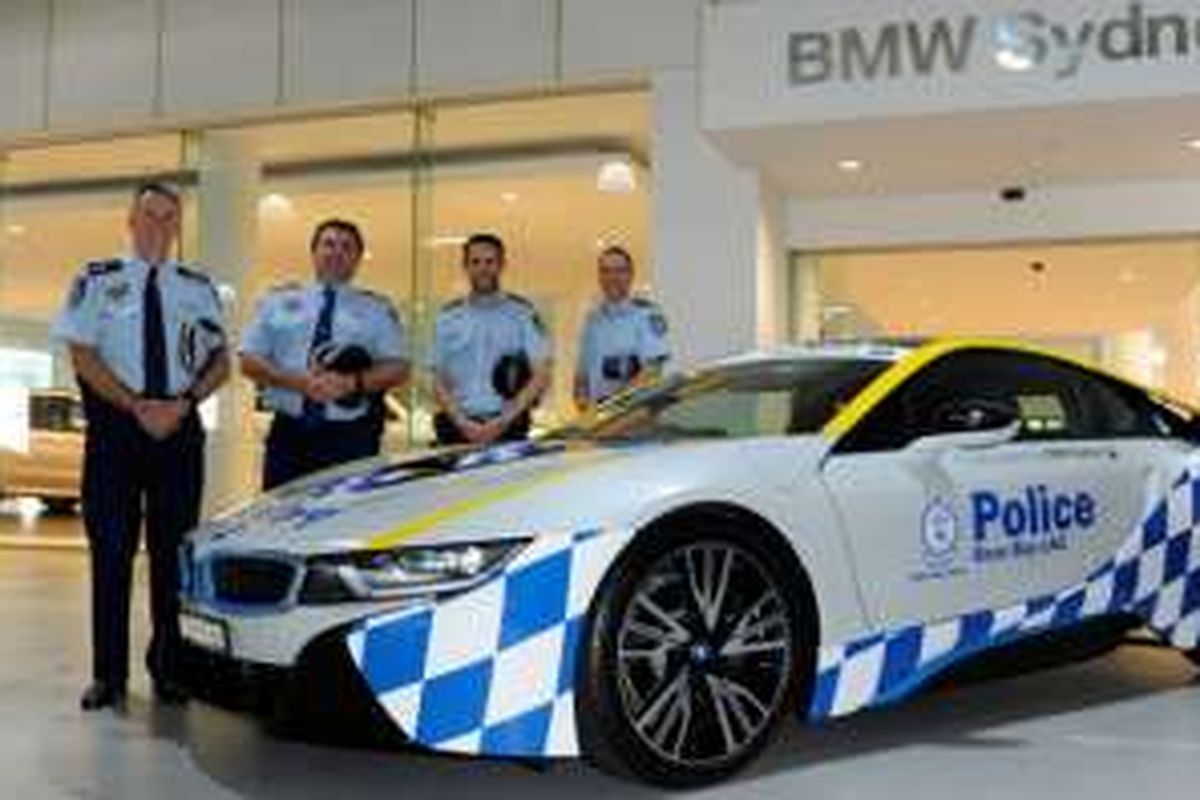 BMW i8 jadi mobil kepolisian untuk kampanye ramah lingkungan.