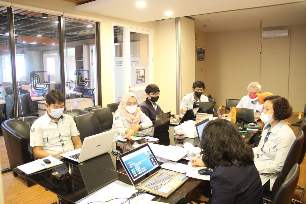 Suasana kerja di PT Jasa Sarana. 