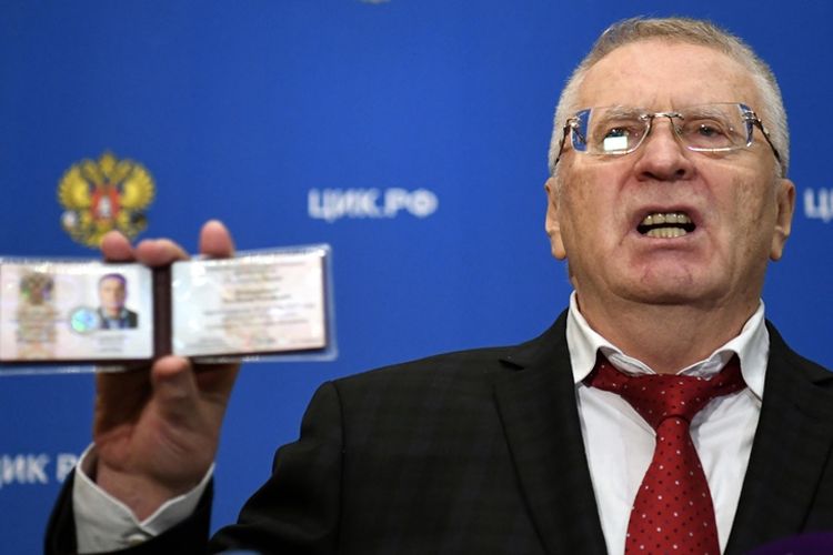 Politisi ultra konservatif Vladimir Zhirinovsky yang juga ketua Partai Demokratik Liberal Rusia (LDPR) menunjukkan sertifikat kandidat presiden yang dimilikinya setelah resmi lolos sebagai calon presiden Rusia untuk pemilihan 2018.