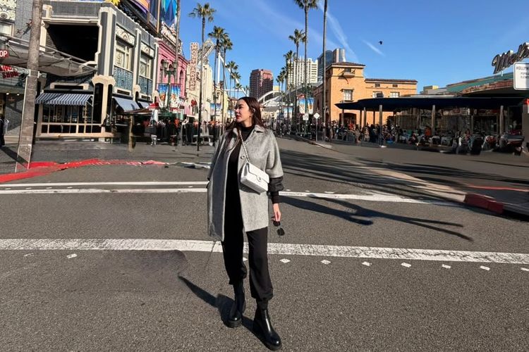 Aura Kasih membagikan gaya liburannya di Jepang. Dari monokrom hingga coat panjang, tampil simpel, rapi, dan timeless saat city stroll.