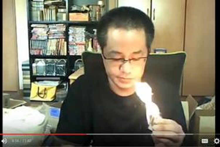 Potongan video rekaman live streaming seorang pria Jepang yang tak sengaja membakar rumah sendiri gara-gara main korek api