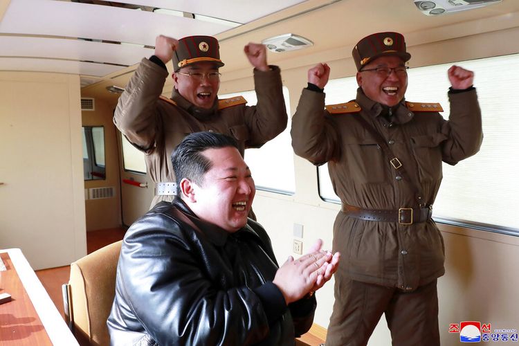 Dalam foto yang didistribusikan oleh pemerintah Korea Utara ini, pemimpin Korea Utara Kim Jong Un, depan, bertepuk tangan saat uji tembak rudal balistik antarbenua (ICBM) Hwasong-17, di lokasi yang dirahasiakan di Korea Utara pada 24 Maret 2022. Pada Sabtu (19/11/2022), Kim Jong Un diberitakan dia menyampaikan janji untuk melawan ancaman nuklir AS dengan senjata nuklir. 