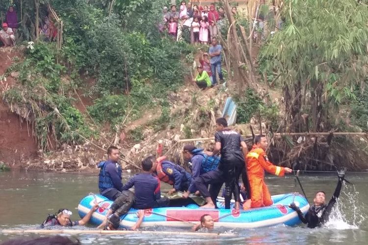 Petugas gabungan melakukan evakuasi korban tenggelam atas nama Brama Bakti Putra (10) di Sungai Ciliwung, Desa Bonong Baru, Bojonggede, Kabupaten Bogor, Senin (24/6/2019)