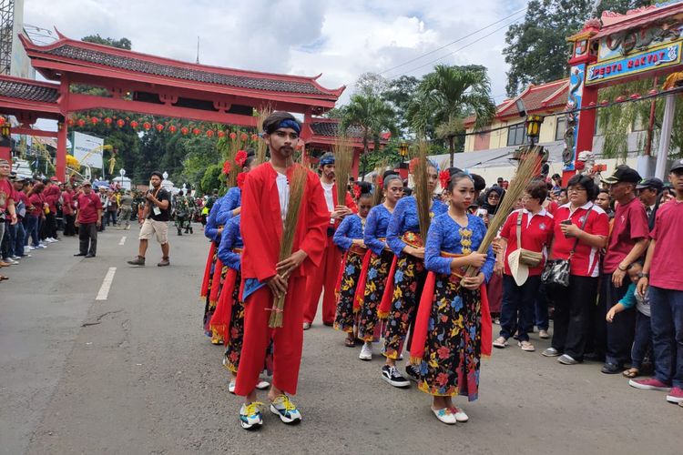 Pawai pakaian adat 34 provinsi Indonesia di Bogor Street Festival Cap Go Meh 2020, Sabtu (8/2/2020).