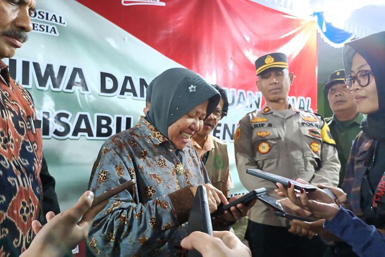 Menteri Sosial (Mensos) Tri Rismaharini memberikan keterangan pers usai menyerahkan bantuan sosial (bansos) secara langsung kepada orang dengan gangguan jiwa (ODGJ) dan penyandang disabilitas di Puskesmas Kanatang, Waingapu, Sumba Timur, Nusa Tenggara Timur (NTT), Kamis (2/5/2024).