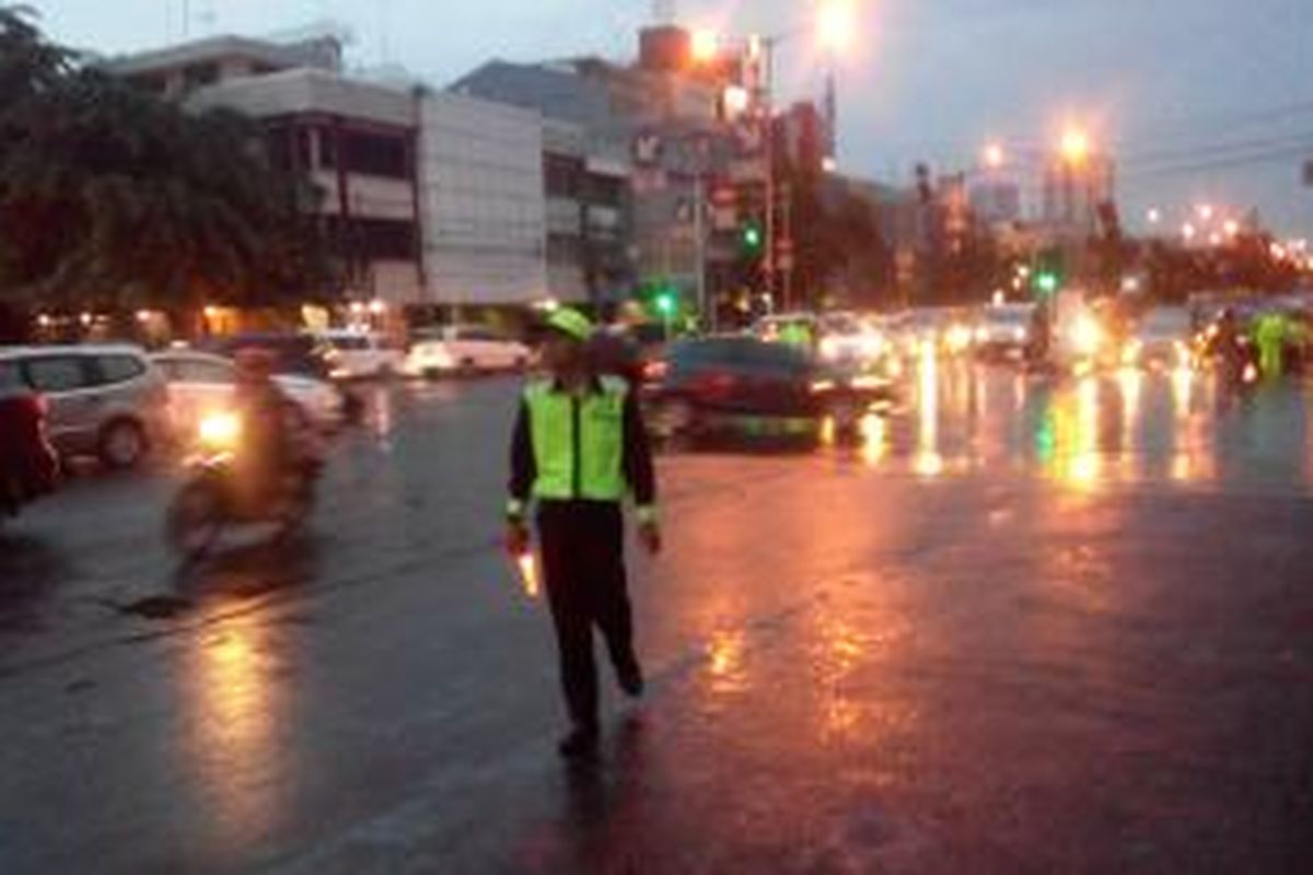 Seorang Pandu Jalan sedang mengatur lalu lintas di traffic light RS Tarakan, Senin (23/2/2015).