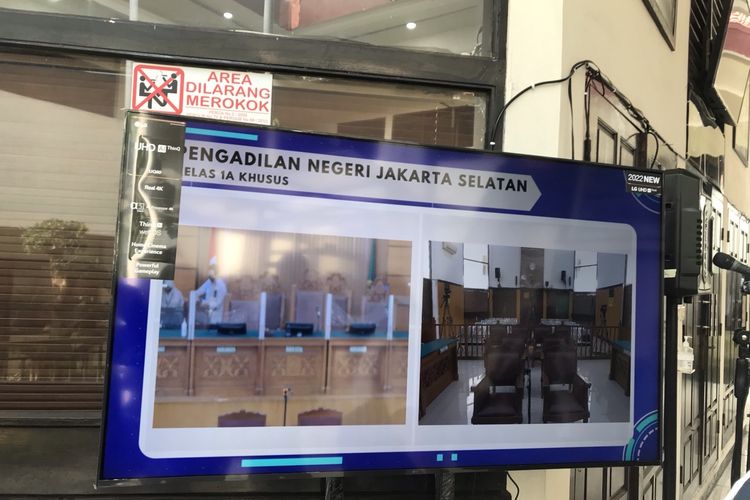 PN Jaksel menyediakan 2 layar TV besar bagi pengunjung maupun wartawan yang akan menyaksikan sidang perdana kasus pembunuhan Brigadir J yang digelar Senin (17/10/2022).