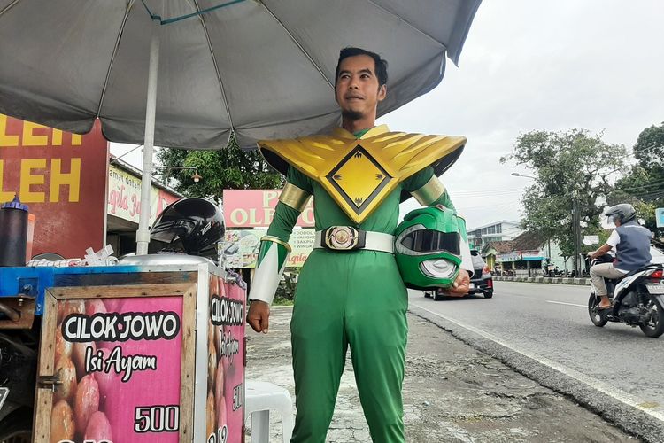 Juwanso berjualan cilok di Jalan Magelang km 13,5 Murangan, Kabupaten Sleman dengan mengenakan kostum hero power rangers.