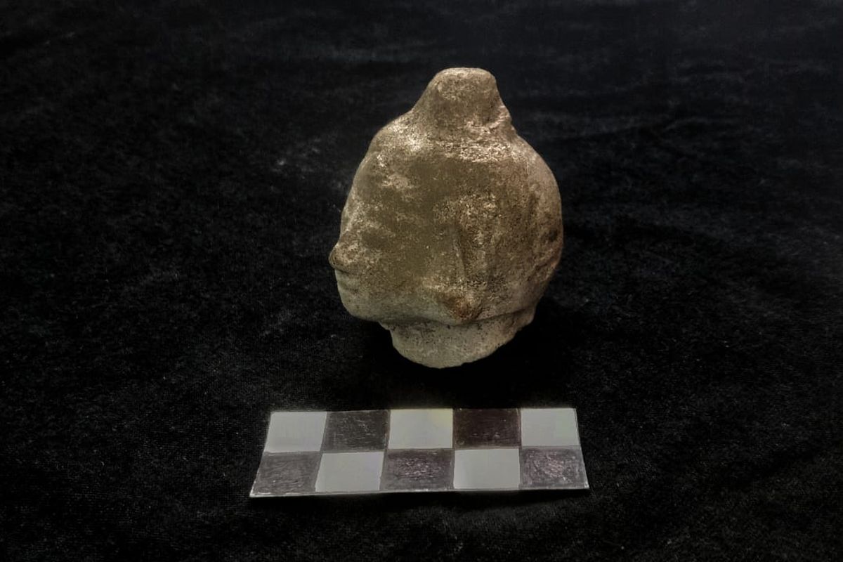 Patung kepala Budha yang sekarang diamankan di Museum Balumbung Situbondo.