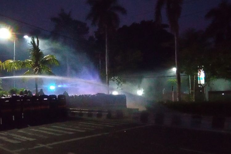 Polisi menembakan gas air mata ke arah peserta aksi di depan Kampus Unud, Kamis malam.