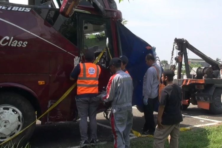 Tim KNKT melakukan pengecekaan sistem pengereman bus yang kecelakaan di Guci, Tegal, saat diparkir di area Terminal Dukuhsalam, Tegal, Selasa (9/5/2023).