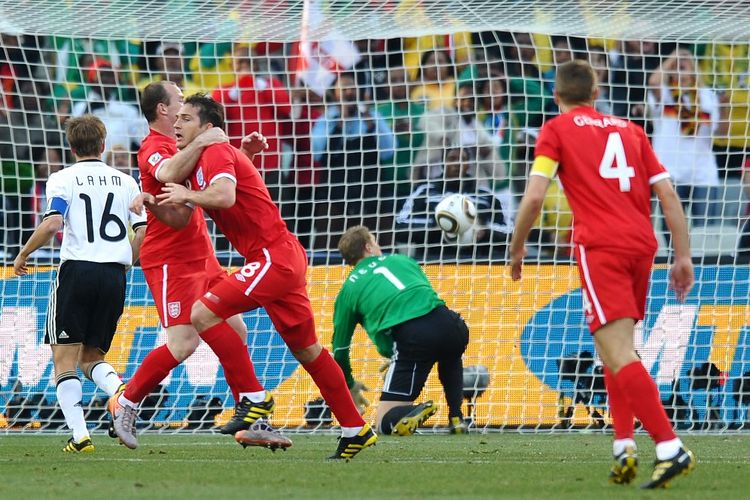 Frank Lampard sempat melakukan selebrasi setelah yakin bola sepakannya melewati garis gawang Jerman yang dijaga Manuel Neuer dalam laga 16 besar Piala Dunia 2010 di Stadion Free State, Bloemfontein, Afrika Selatan, 27 Juni 2010. Sepakan Lampard tersebut akhirnya tak dihitung menjadi gol karena wasit menilai bola belum melewati garis gawang Jerman.