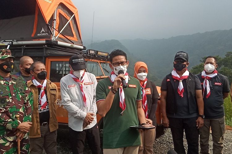 Menteri Pariwisata dan Ekonomi Kreatif, Sandiaga Uno, saat peresmian jembatan gantung terpanjang di Bogor di kawasan Puncak, Kecamatan Megamendung, Kabupaten Bogor.