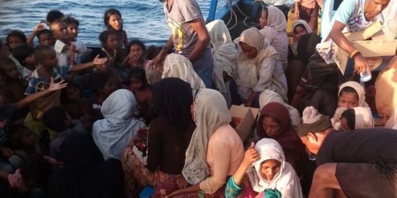Keberadaan kapal yang membawa warga Rohingya itu diketahui oleh tiga orang nelayan asal Kecamatan Senuddon, Kabupaten Aceh Utara, yang kapal motornya kebetulan sedang melintas di sekitar lokasi. 