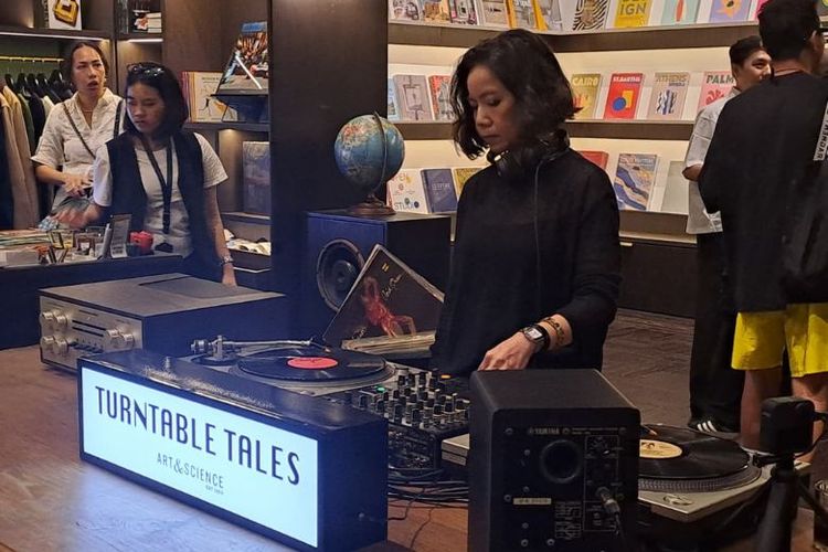 DJ Belda membawakan musik lo-fi, city pop, dan synth 80-an yang selaras dengan nuansa retro Casio Vintage dalam acara Turntable Tales Vol.6 di Art & Science Store Ashta, Jakarta. 