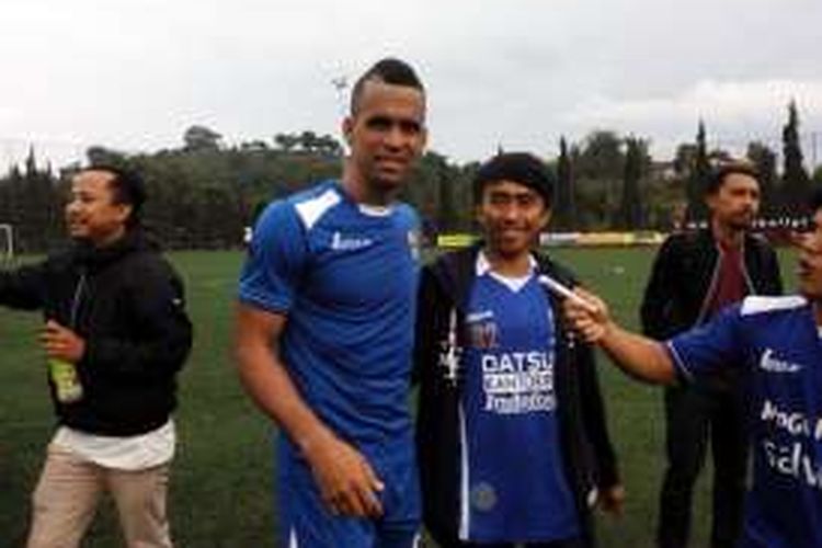 Striker Persib Bandung Aron da Silva saat melayani permintaan foto dari bobotoh di Lapangam Football Plus Arena, Parongpong, Kabupaten Bandung Barat, Selasa (26/1/2016)