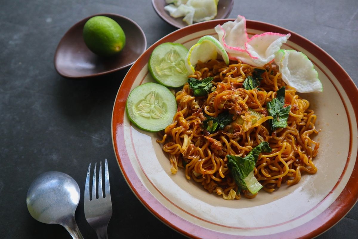Mie tek-tek goreng ala abang penjual, bisa pakai Indomie. 