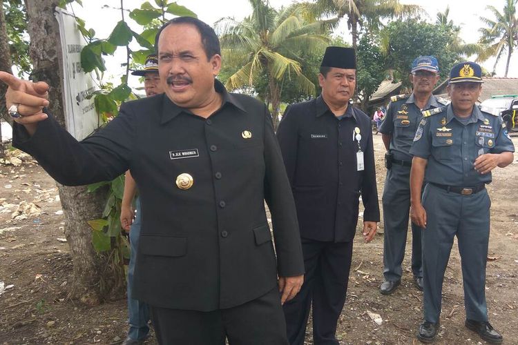 Bupati Pangandaran Jeje Wiradinata saat meninjau Pelabuhan Pangandaran di Bojongsalawe, Senin (10/2/2020).