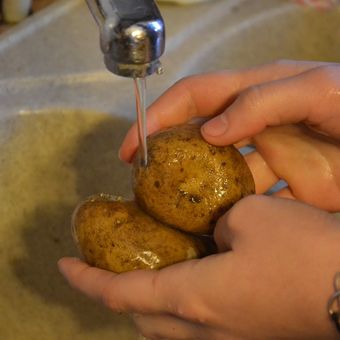 Ilustrasi mencuci sayuran kentang