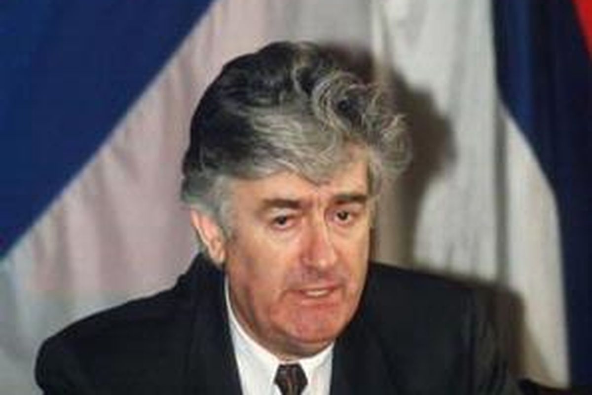 Mantan pemimpin Serbia Radovan Karadzic dalam sebuah jumpa pers Oktober 1995 di Novi Grad, Bosnia Herzegovina. 