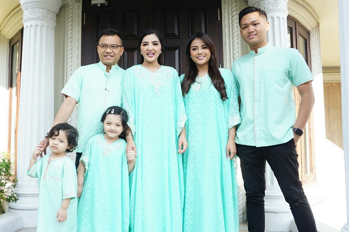 Artis musik Anang Hermansyah bersama sang istri Ashanty Siddik dan anak-anaknya saat ditemui di kediamannya di kawasan Cinere, Depok, Jawa Barat, Rabu (5/6/2019).