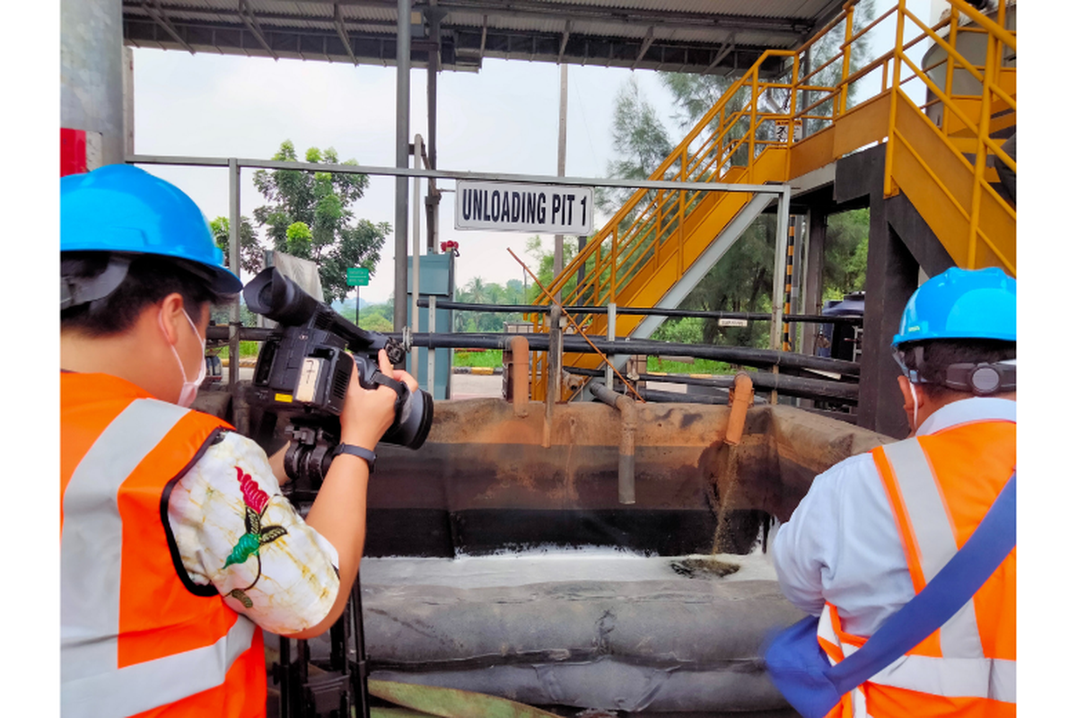 Para jurnalis saat meliput proses pengolahan limbah B3 di PPLI.  