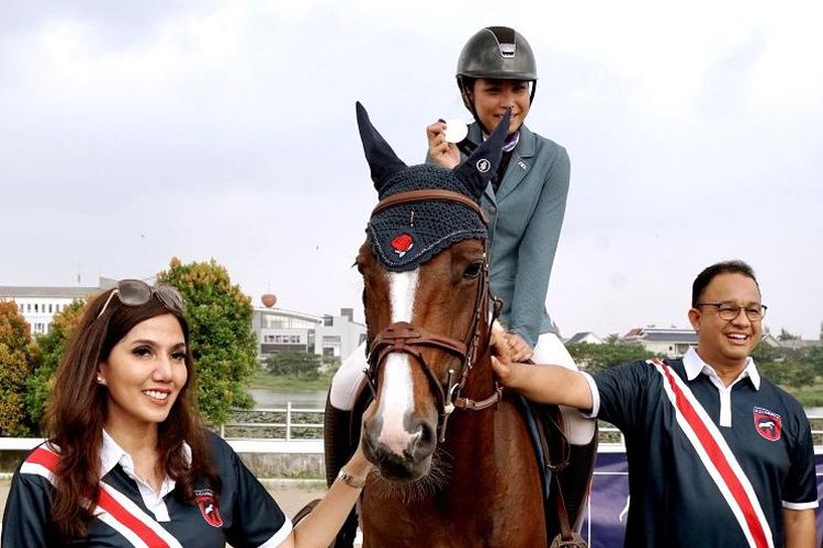 Anies Baswedan menghadiri Federation Equestrian International (FEI) Jumping Challenge 2022 yang diselenggarakan oleh Equinara Horse Sport, bertempat di Jakarta International Equestrian Park Pulomas (JIEPP), Minggu (26/6/2022).