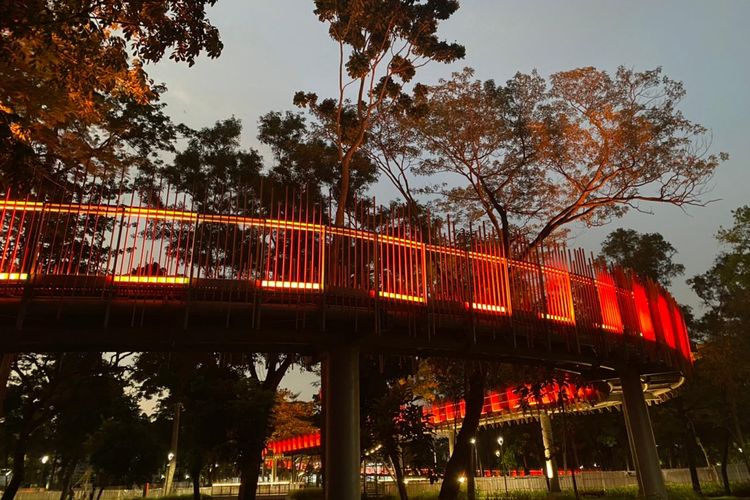 Infinity Link Bridge di Tebet Eco Park pada malam hari, Minggu (24/4/2022)
