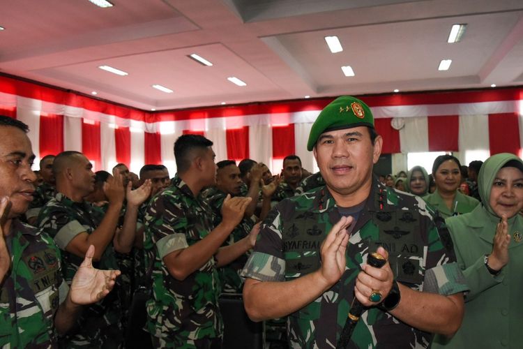 Pangdam XVI Pattimura Mayjen TNI Syafrial saat menyambangi markas Korem 151 Binaya dan memberikan pengarahan kepada para prajuritnya, Selasa (19/9/2023).