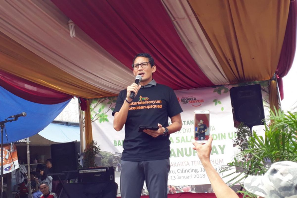 Wakil Gubernur DKI Jakarta Sandiaga Uno memberikan sambutan dalam kegiatan OK Cleanup Day atau membersihkan lingkungan di Kampung Pesisir Jakarta, Kelurahan Kalibaru, Cilincing, Jakarta Utara, Sabtu (13/1/2018).