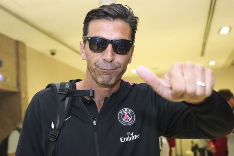 Kiper Paris Saint-Germain, Gianluigi Buffon, mengacungkan jempol kepada kamera ketika timnya tiba di Singapura untuk International Champions Cup 2018, 25 Juli 2018.
