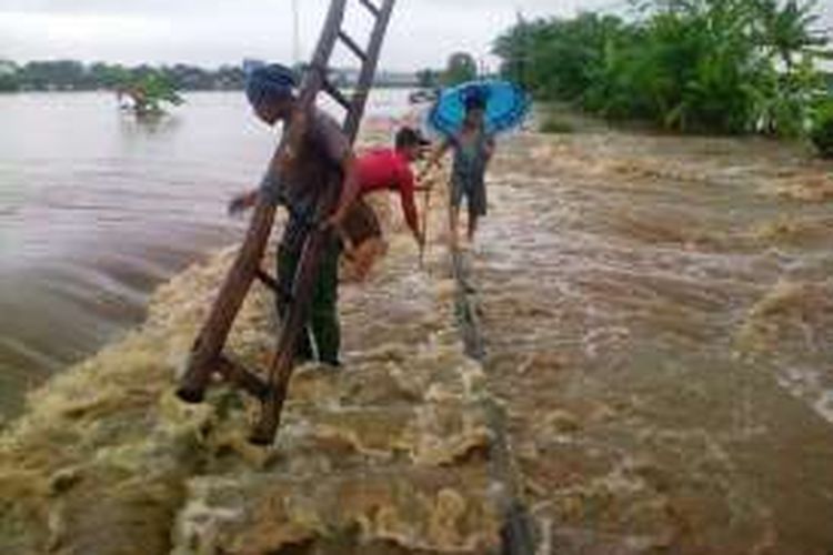 Jalur Kereta Api di Sepanjang Pasuruan- Bangil, Jawa Timur, Tergenang Banjir Sejak Kamis (30/6/2016). Akibatnya, Perjalanan Kereta Api Lumpuh