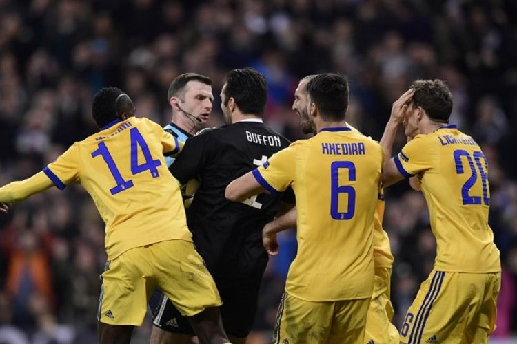 Gianluigi Buffon melakukan protes keras kepada wasit Michael Oliver pada laga perempat final Liga Champions antara Juventus dan Real Madrid di Stadion Santiago Bernabeu, Rabu (11/4/2018).