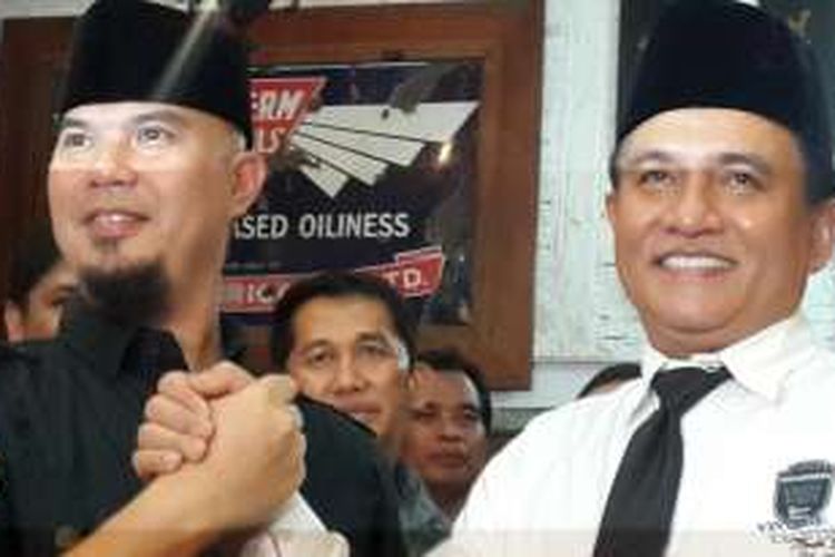 Ahmad Dhani (kiri) dan Yusril Ihza Mahendra (kanan) di rumah Dhani, Jalan Pinang Emas III, Pondok Indah, Jakarta Selatan, Jumat (4/3/2016). Keduanya berniat maju dalam Pilkada DKI 2017 nanti.