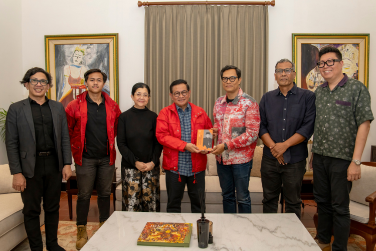 Pramono Anung mendapat kejutan ulang tahun buku biografi yang merangkum perjalanan hidupnya.