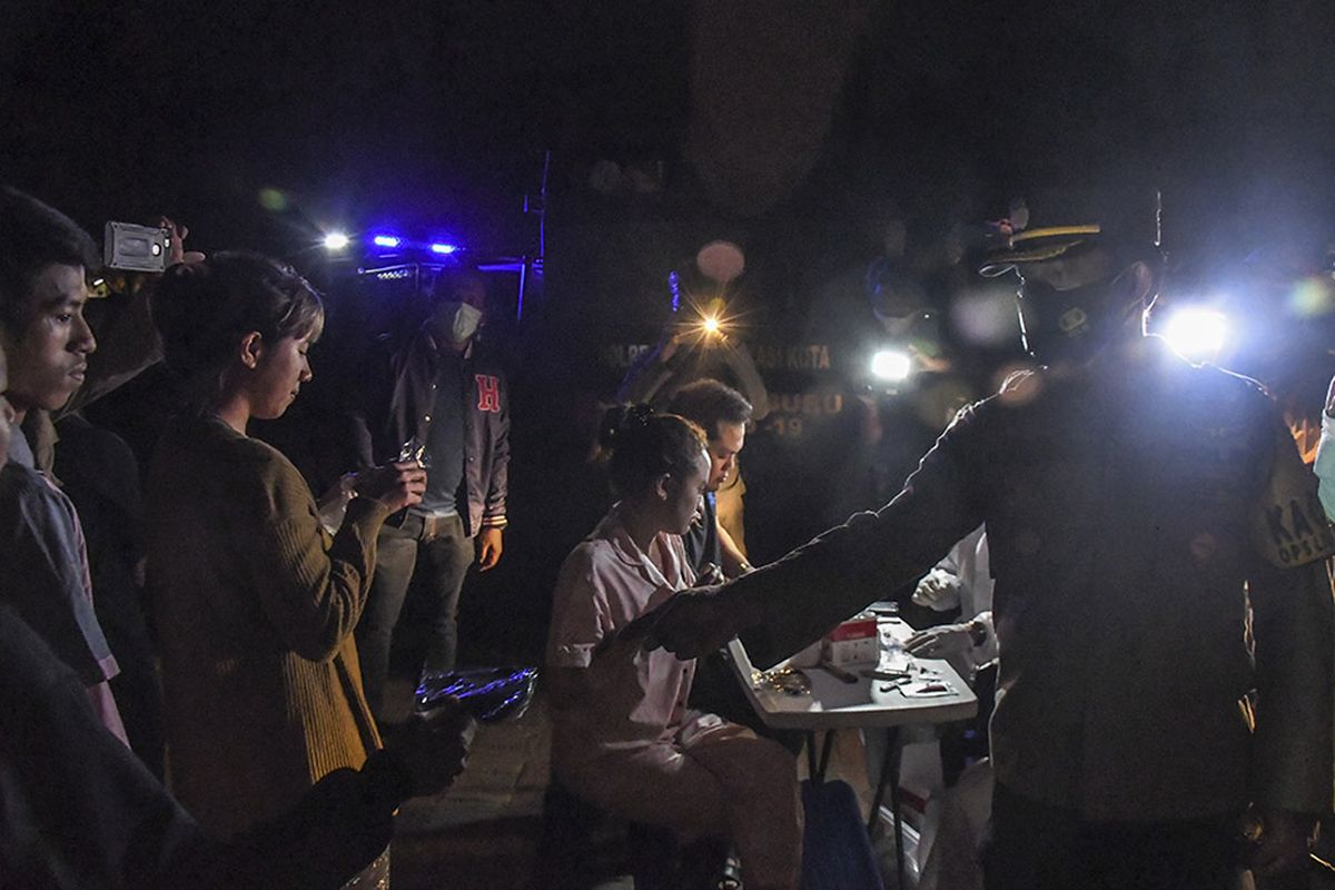 Pelanggar protokol kesehatan mengikuti rapid test di Alun-alun Bekasi, Jawa Barat, Sabtu (26/12/2020). Tim Gabungan dari TNI, Polri dan Satpol PP merazia pengunjung yang melanggar protokol kesehatan di ruang publik untuk mencegah penyebaran wabah COVID-19.