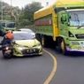 Video Viral Toyota Yaris Tabrak Motor Saat Menyalip di Tikungan, Ini Penjelasan Polisi