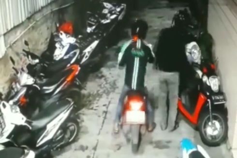 Viral Rekaman CCTV Curanmor di Rawa Belong, Seorang Pelaku Kenakan Jaket Ojol