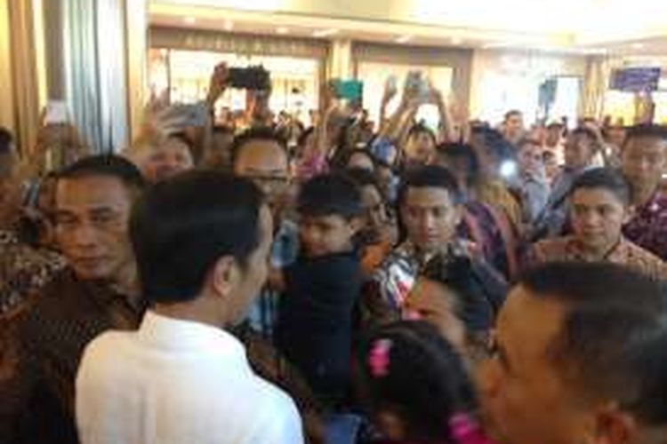 Presiden Joko Widodo menikmati akhir pekan dengan mengunjungi Pondok Indah Mall dan dikerumuni warga yang sedang berkunjung, Minggu (20/11/2016).