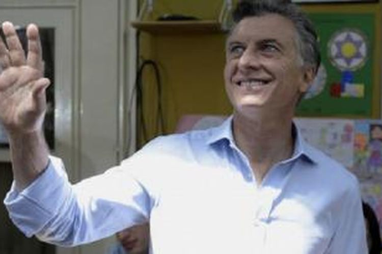 Mauricio Macri mendapatkan 53 persen suara. 