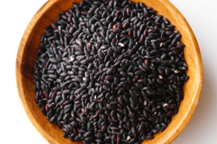 Ilustrasi beras hitam hasil panen dari tanaman padi hitam