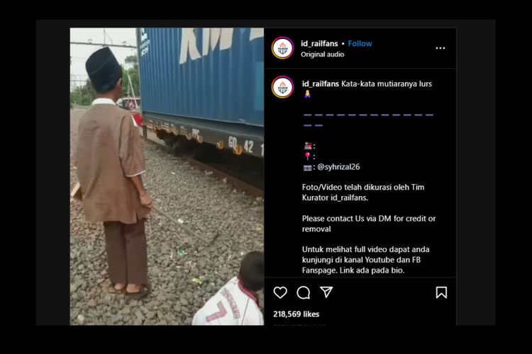 Salah satu akun Instagram mempublikasikan video dua orang anak yang memukul pelat merah kereta dengan papan kayu dan tongkat besi pada 21 Desember 2022.