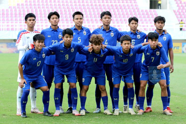 Pemain Timnas Thailand foto bersama sebelum laga semifinal Piala AFF U16 2024 melawan Vietnam yang berakhir dengan skor 2-1 di Stadion Manahan Solo, Senin (1/7/2024) sore.