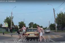 Pejalan Kaki di “KO” Pengendara Mobil [Video]