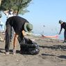 Risih Lihat Pantai Grinting Kumuh, Warga di Probolinggo Kompak Pungut Sampah 